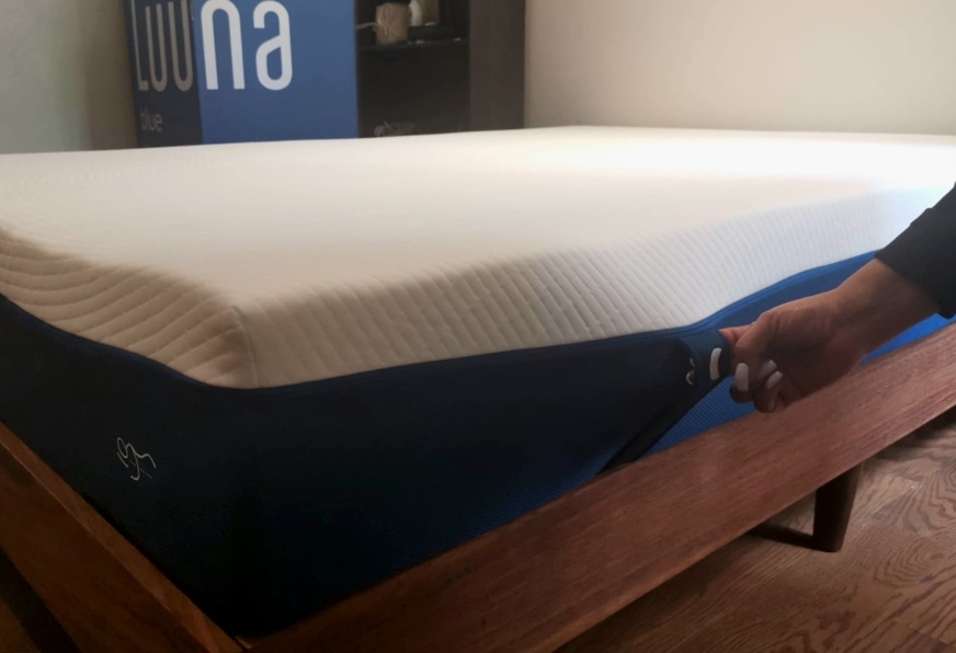 O Luuna Blue vem com uma alça que torna o manuseio do colchão muito prático.